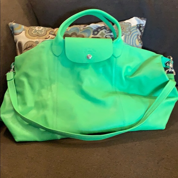 Longchamp Handbags - NWOT Beautiful bright green LONGCHAMP purse.